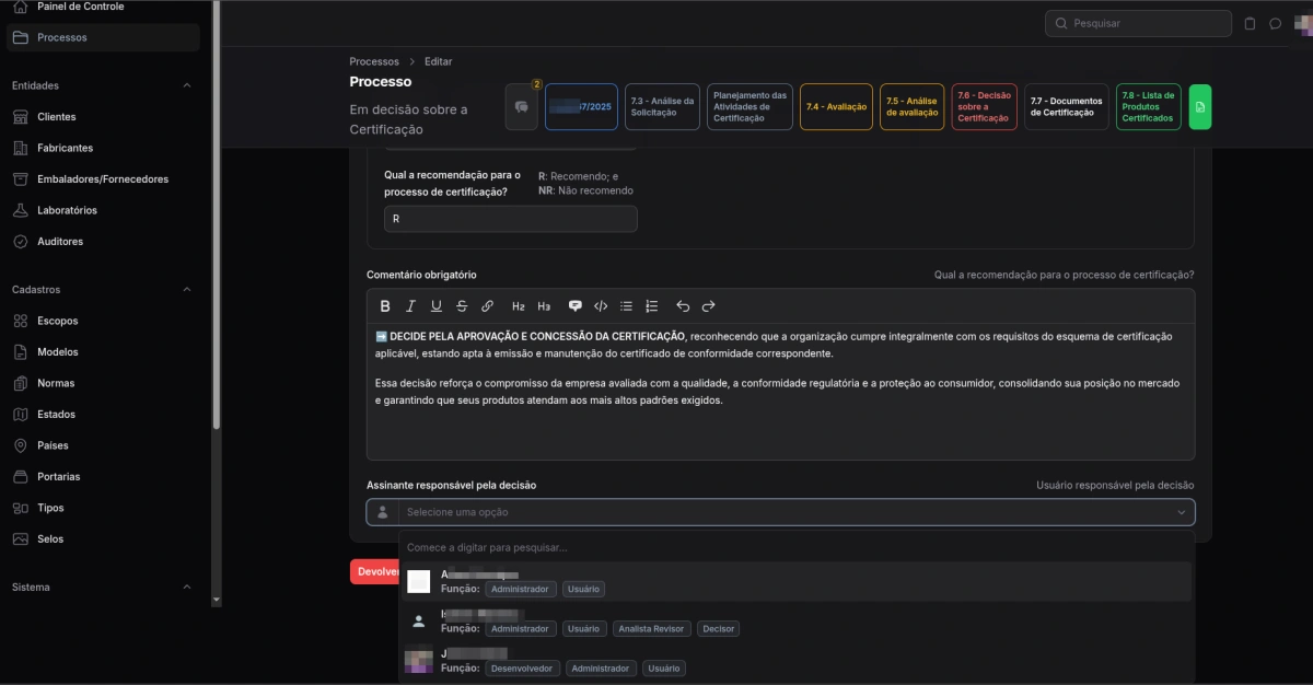 Tela de decisão técnica de certificação com editor de texto rico para parecer obrigatório e campo de seleção para o assinante responsável pela aprovação.