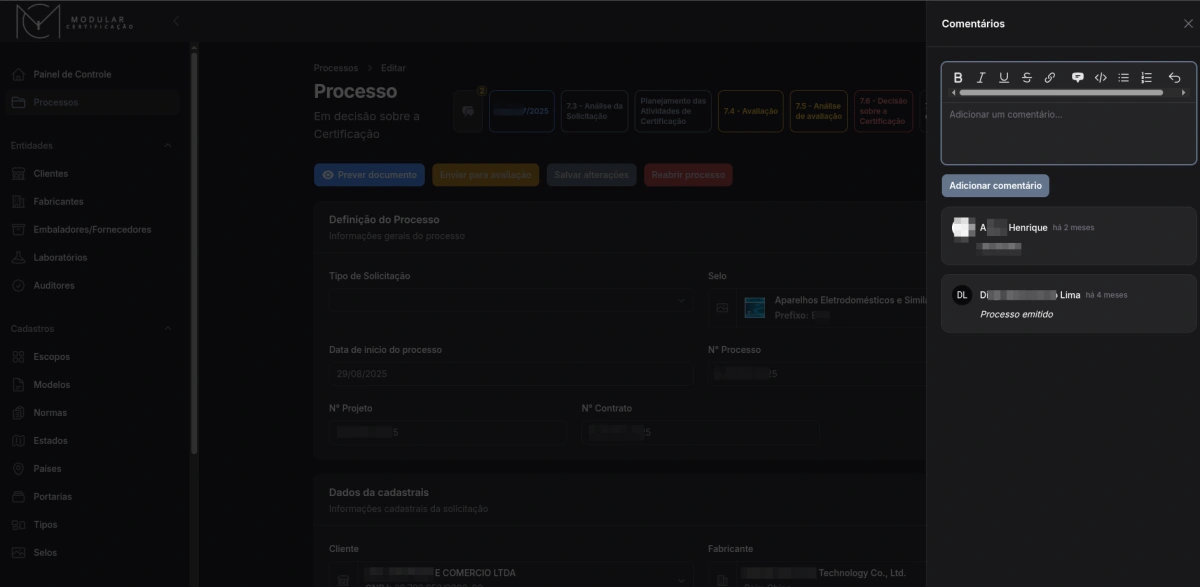 Barra lateral de colaboração e histórico (Audit Trail), mostrando a linha do tempo de comentários e interações entre a equipe técnica sobre o processo.